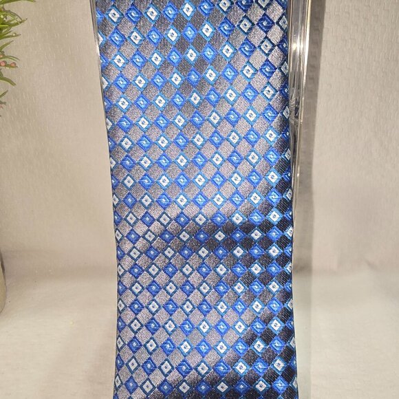 GEOFFREY BEENE SILK TIE BLUE WITH BLUE GRAY DIAMOND DESIGN MENS EUC - Picture 2 of 5